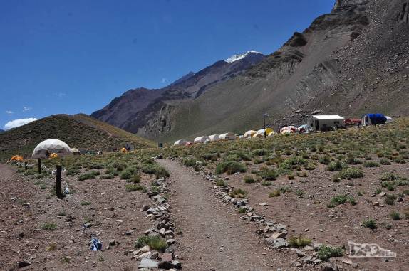 Chegando ao acampamento de Confluencia, a meio caminho do Aconcágua, região de Mendoza, a oeste da Argentina